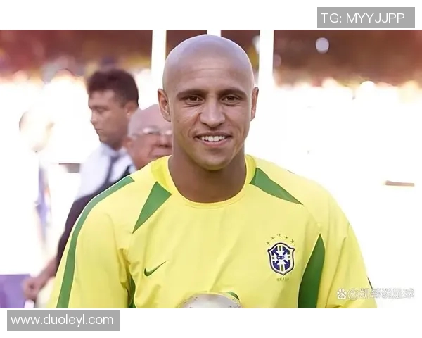 巴西退役足球明星重返球场展现传奇风采与激情